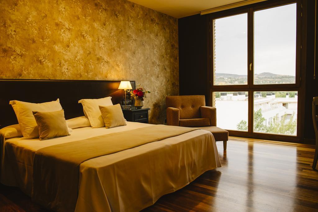 Hotel Vinicola Real-200 Monges Albelda De Iregua Εξωτερικό φωτογραφία